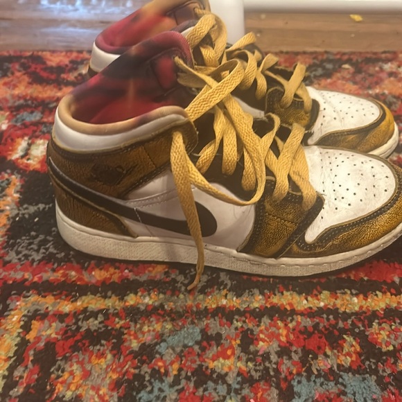 Boys Air Jordan 1 Mids; size 4Y - Picture 2 of 5